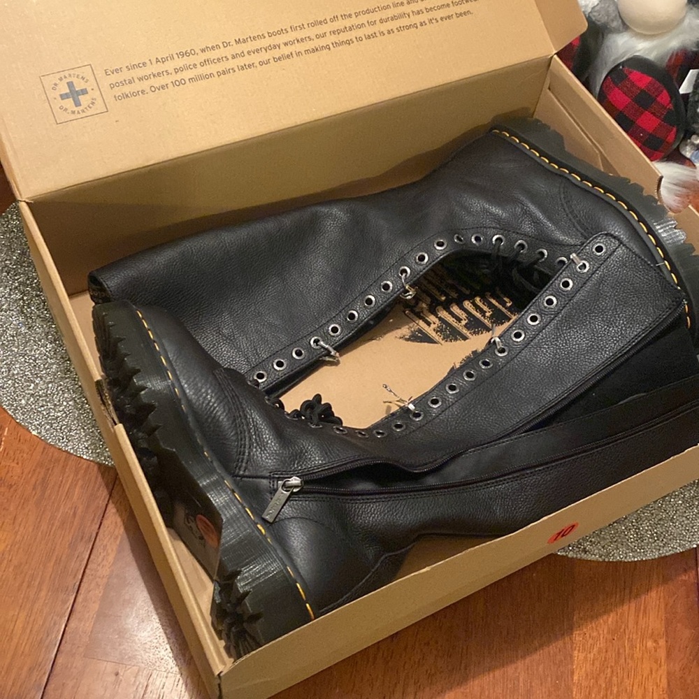 BNIB Brand new w box Dr.Marten AirWair size 10 1B60 Bex black tall combat boots